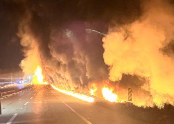 Caminhão-reboque fica destruído após pegar fogo na BR-381 no Sul de Minas