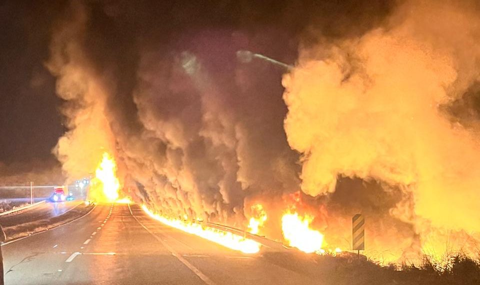 Caminhão-reboque fica destruído após pegar fogo na BR-381 no Sul de Minas