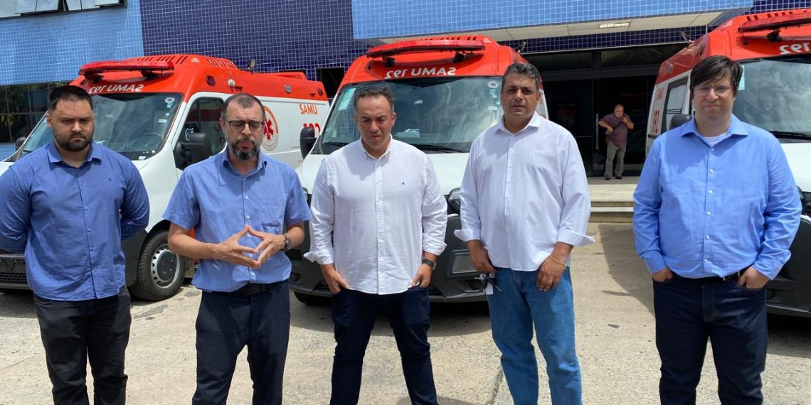 Paulo Ney entrega novas ambulâncias e anuncia troca de secretário da Saúde