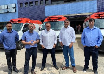 Paulo Ney entrega novas ambulâncias e anuncia troca de secretário da Saúde
