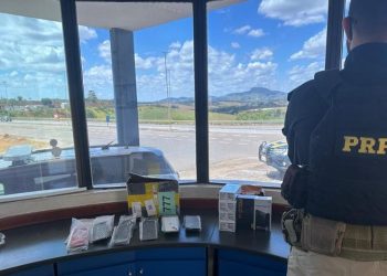 PRF apreende 34 celulares sem nota fiscal em um ônibus que ia pra Bahia