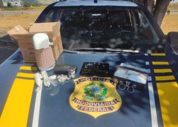 Traficante esconde drogas em caixa de dominó e garrafa de café dentro de ônibus na BR-381