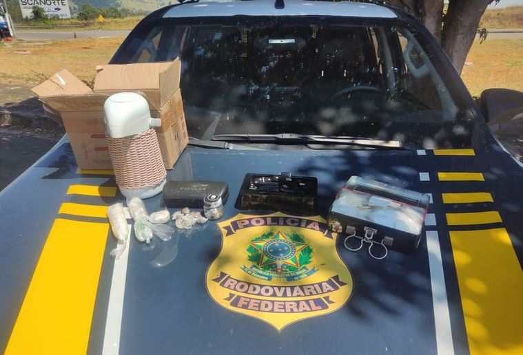 Traficante esconde drogas em caixa de dominó e garrafa de café dentro de ônibus na BR-381