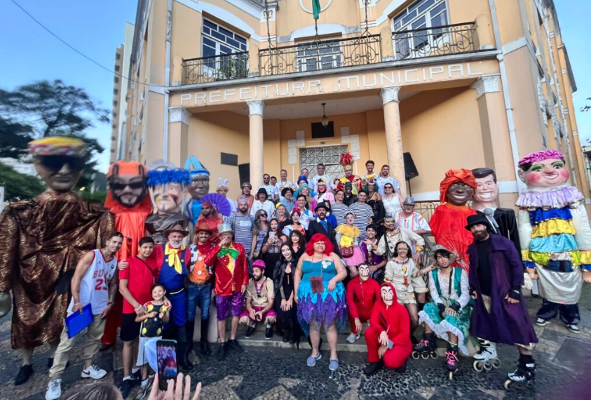 CARNAVAL: Rei Momo recebe a chave da cidade das mãos do prefeito de Poços de Caldas