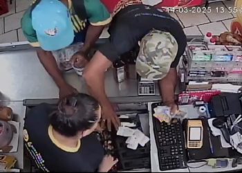 URGENTE: imagens mostram criminosos assaltando supermercado em Poços de Caldas