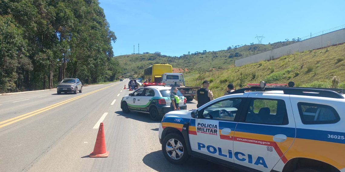 Homem é preso após tentar atropelar agentes e fugir com ônibus em Poços