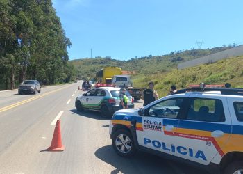 Homem é preso após tentar atropelar agentes e fugir com ônibus em Poços