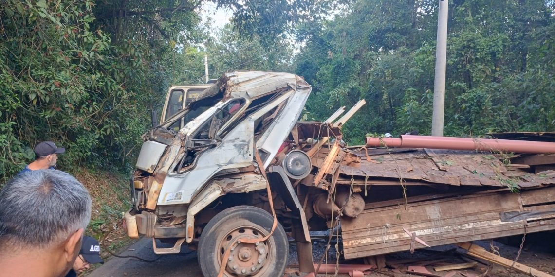Caminhoneiro fica ferido após acidente em Poços de Caldas