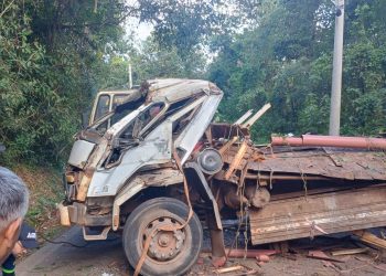 Caminhoneiro fica ferido após acidente em Poços de Caldas