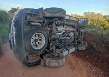 Assalto a banco em Guaxupé: Carros dos criminosos localizados e fotos do estado da agência após ataque