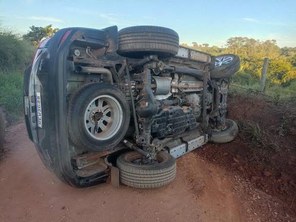 Assalto a banco em Guaxupé: Carros dos criminosos localizados e fotos do estado da agência após ataque