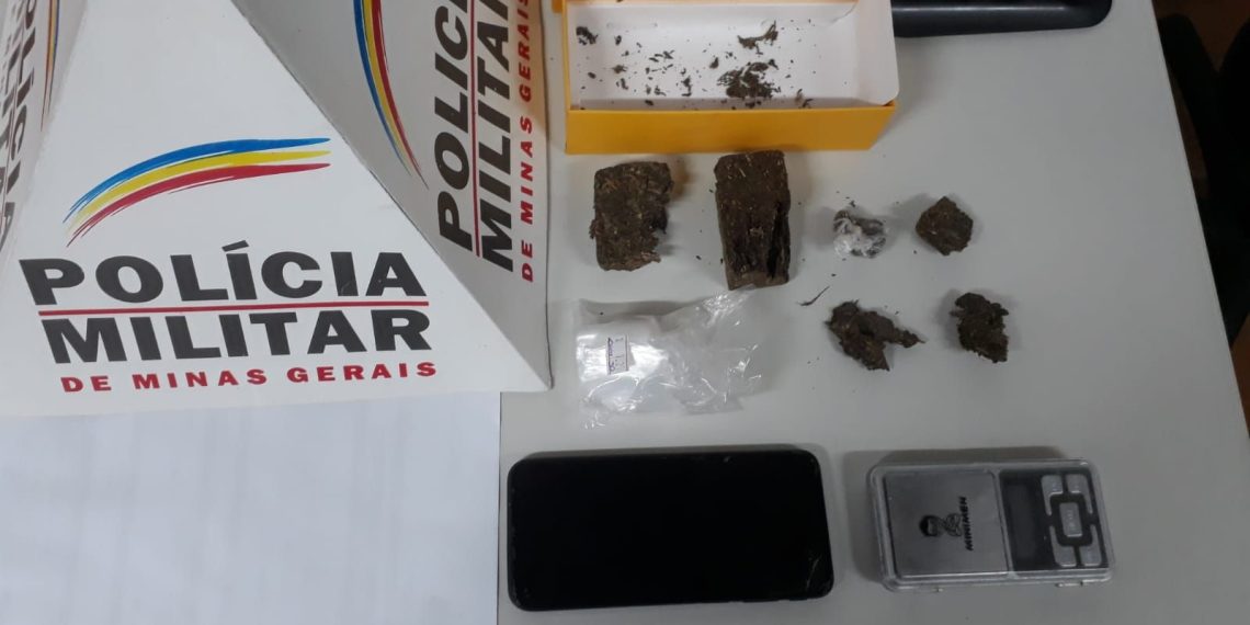 PM prende dois homens por tráfico de drogas em Poços; um deles era foragido do sistema prisional