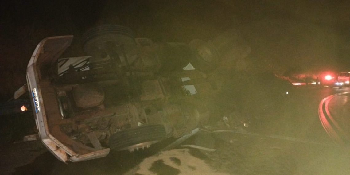 Motorista fica ferido após capotamento de carreta na BR-146