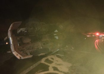 Motorista fica ferido após capotamento de carreta na BR-146