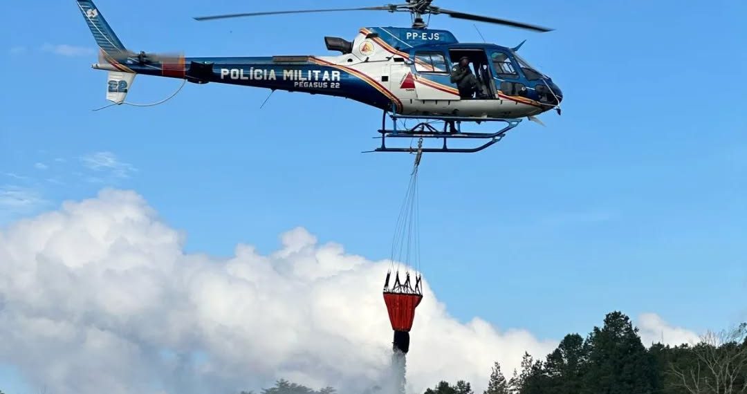 Helicóptero da PM realiza treinamento de combate a incêndios florestais