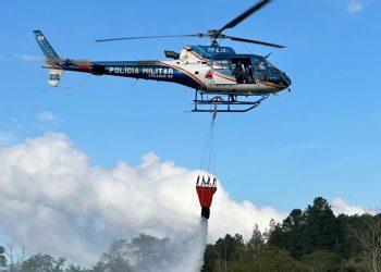 Helicóptero da PM realiza treinamento de combate a incêndios florestais