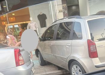 Motorista perde controle e invade vitrine de loja no centro de Andradas
