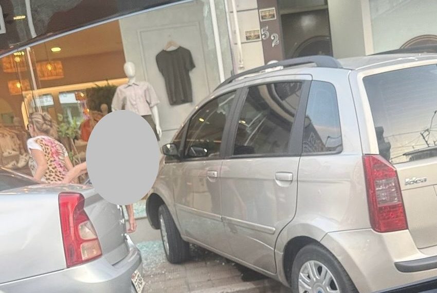 Motorista perde controle e invade vitrine de loja no centro de Andradas