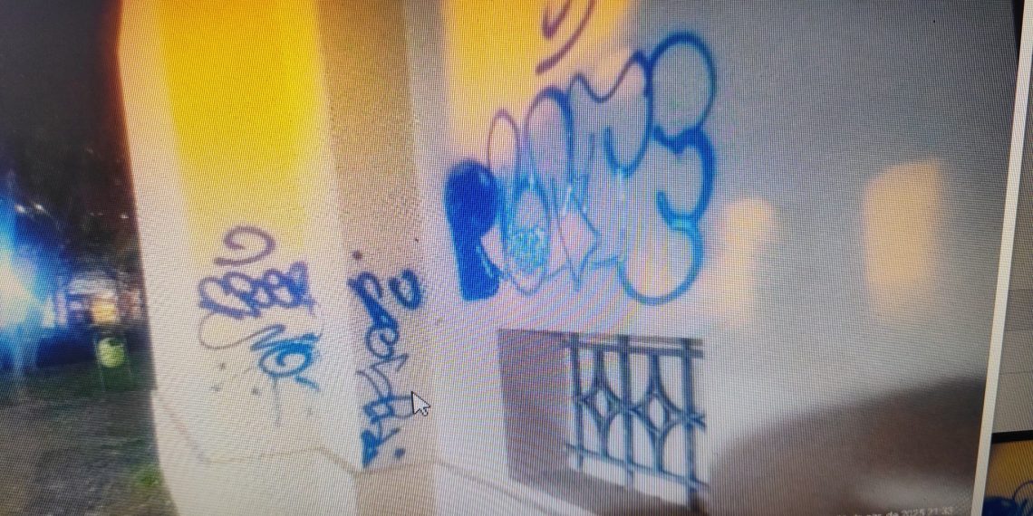 Menores são apreendidos após picharem fachada das Thermas Antônio Carlos, em Poços de Caldas