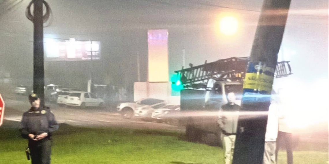 Carreta derruba poste na zona sul de Poços de Caldas e motorista foge do local