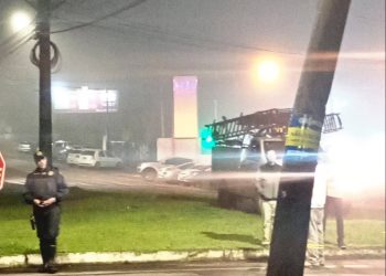 Carreta derruba poste na zona sul de Poços de Caldas e motorista foge do local