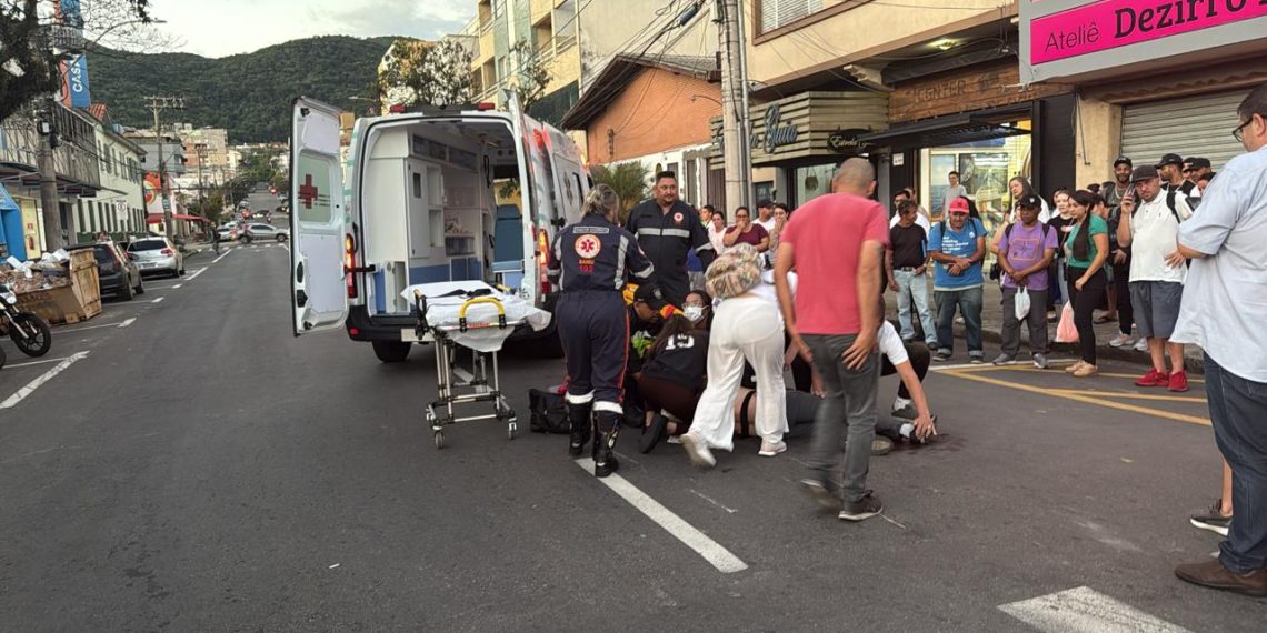 Idoso fica gravemente ferido após ser atropelado no Centro de Poços