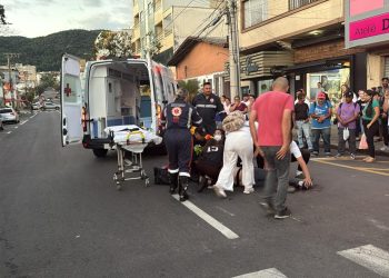Idoso fica gravemente ferido após ser atropelado no Centro de Poços