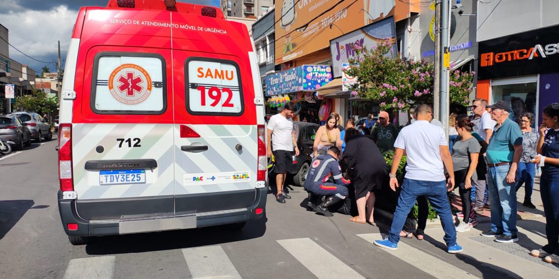 Mulher fica ferida após ser atropelada no Centro de Poços de Caldas