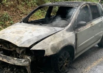 Casal de Poços faz vaquinha após perder carro em incêndio