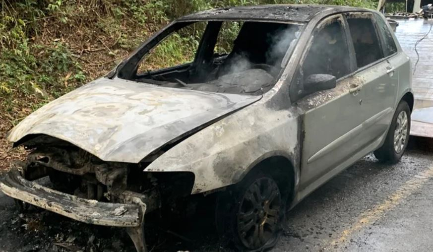 Casal de Poços faz vaquinha após perder carro em incêndio