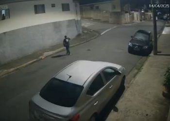 VÍDEO: mulher é rendida por assaltantes e tem celular roubado em Poços de Caldas
