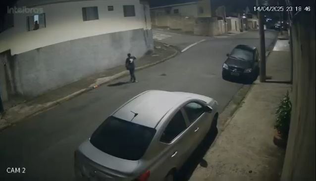VÍDEO: mulher é rendida por assaltantes e tem celular roubado em Poços de Caldas