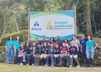 Alunos da rede pública participam do Programa Cultivando a Mata Atlântica promovido pela Alcoa