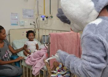 Coelhinho da Páscoa leva música e carinho às crianças internadas na Santa Casa de Poços