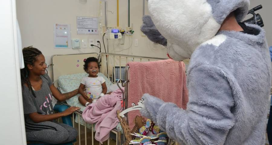 Coelhinho da Páscoa leva música e carinho às crianças internadas na Santa Casa de Poços