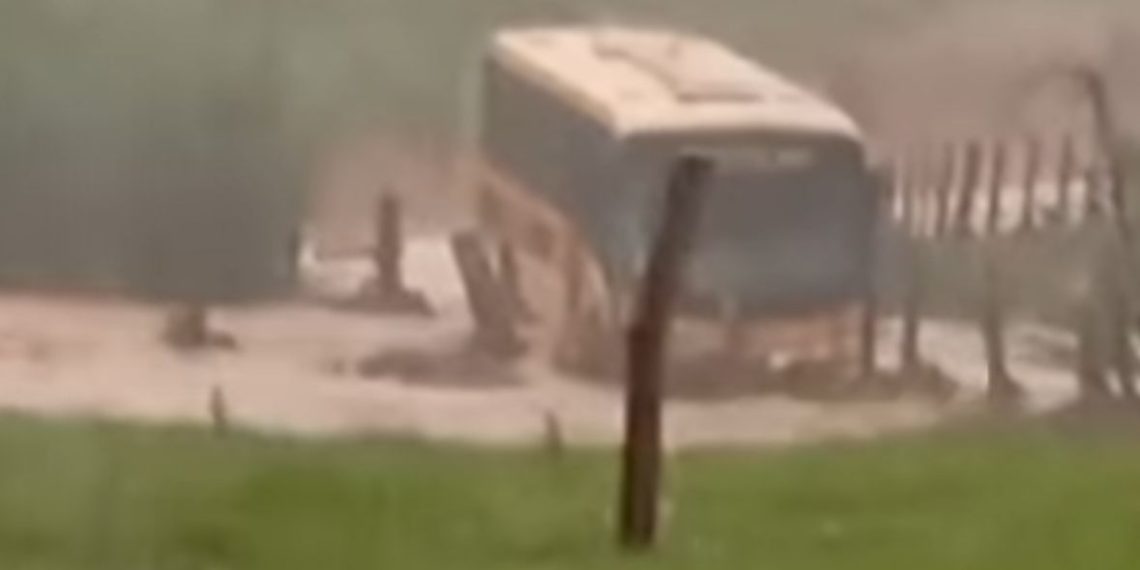 Tempestade causa alagamento e ônibus cai em ponte com alunos em Andradas