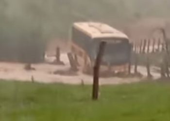 Tempestade causa alagamento e ônibus cai em ponte com alunos em Andradas
