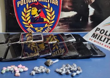 Polícia cumpre mandado de busca e apreende drogas e celulares na Zona Leste