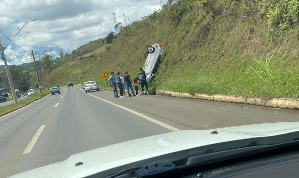 Carro capota e para de ponta-cabeça em barranco na Avenida Alcoa
