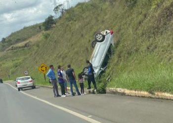 Carro capota e para de ponta-cabeça em barranco na Avenida Alcoa