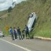 Carro capota e para de ponta-cabeça em barranco na Avenida Alcoa