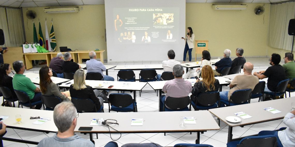 Unimed Poços homenageia jornalistas com evento especial e palestras sobre imagem e voz