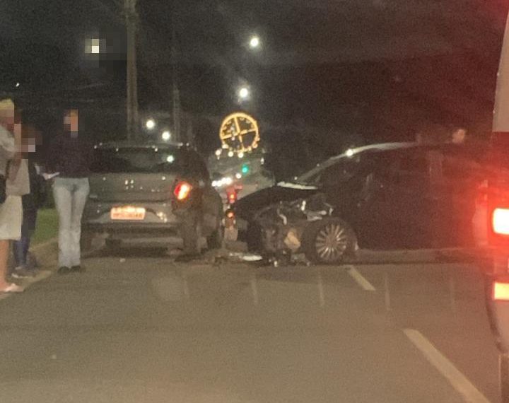 Trânsito na zona sul de Poços entra em colapso após pane em carreta e acidente com três veículos