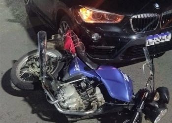 Motociclista é preso com drogas após fugir e bater em BMW na zona oeste de Poços
