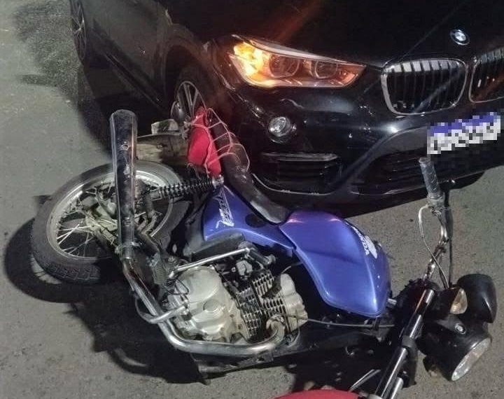 Motociclista é preso com drogas após fugir e bater em BMW na zona oeste de Poços