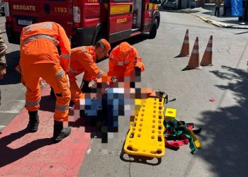 Motocilcista é atropelado por um carro em cruzamento na cidade de Alfenas