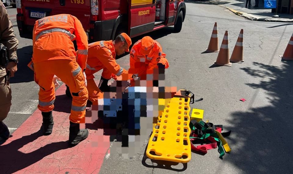 Motocilcista é atropelado por um carro em cruzamento na cidade de Alfenas