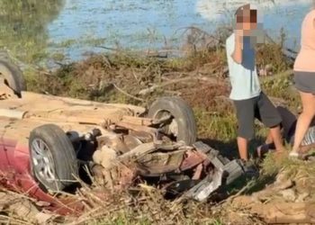 Motorista fica ferido após capotamento na Avenida Alcoa, em Poços de Caldas