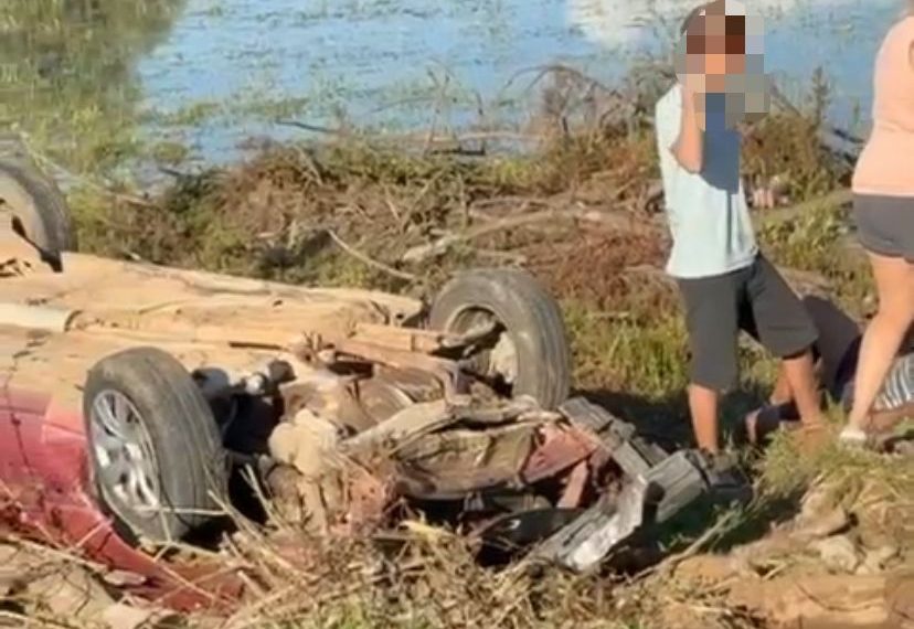 Motorista fica ferido após capotamento na Avenida Alcoa, em Poços de Caldas