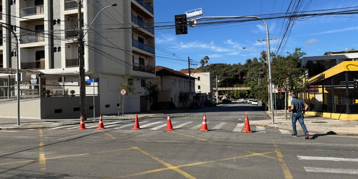 Criminosos furtam cabos de semáforo e trecho da Rua Goiás é interditado em Poços
